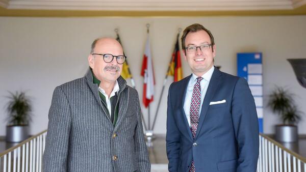 Seit Oktober 2024 verantwortet Peter Gentner (l.) den Fachbereich Vermessung des Vermessungs- und Flurneuordnungsamtes. Erster Landesbeamter Florian Busch empfing den 63-Jhrigen krzlich zum Antrittsbesuch. 