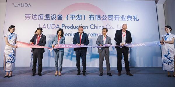Feierlicher Moment: Xuebin Wang (Direktor des Verwaltungskomitees der Pinghu Economic-Technological Development Zone), Miao He (St�ndiges Mitglied des Parteikomitees von Pinghu und Sekret�rin des Arbeitsausschusses der Pinghu Economic-Technological Development), Dr. Gunther Wobser (Gesch�ftsf�hrender Gesellschafter von Lauda), Ernest Liu (Gesch�ftsf�hrer von Lauda Production China) und Dr. Marc Stricker (Lauda Gesch�ftsf�hrer) durchschneiden gemeinsam das symbolische Band zur Er�ffnung der neuen Produktionsst�tte in Pinghu (von links nach rechts).