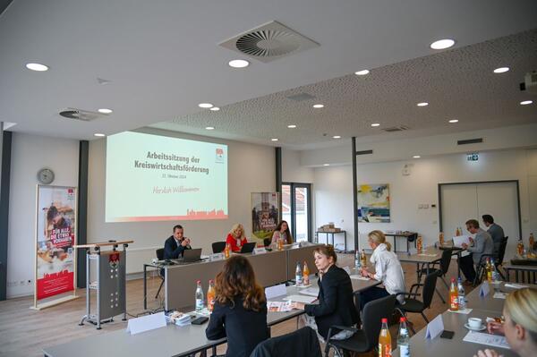 Vertreterinnen und Vertreter der St�dte und Gemeinden sowie Partner wirtschaftsnaher Institutionen bekamen w�hrend der zweiten Arbeitssitzung 2024 der Kreiswirtschaftsf�rderung einen Einblick in aktuelle und geplante Handlungsfelder.