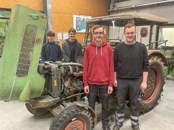 Schler der Gewerblichen Schule in Bad Mergentheim und ihr neuestes Projekt: Die Restauration eines alten Traktors des Typs Fendt Farmer 2FW 139. 