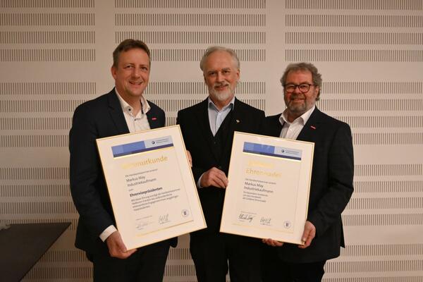 Markus May (Mitte) wurde f�r sein langj�hriges Engagement von Hauptgesch�ftsf�hrer Ralf Schn�rr (links) und Kammerpr�sident Ralf Rothenburger geehrt.
