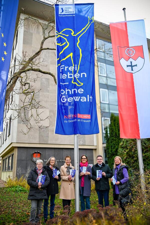Sie hissten vor dem Landratsamt gemeinsam die Fahne der Organisation "Terre des Femmes" mit der Aufschrift "Frei leben, keine Gewalt" (v.l.): Die stellvertretende Vorsitzende des Vereins "Frauen helfen Frauen", Roswitha Lesch, Schriftfhrerin Sylvia Schmid, Sozialdezernentin Elisabeth Krug, die Vorsitzende des Vereins, Gayle Ldtke-Beemer, Landrat Christoph Schauder sowie Tauberbischofsheims Brgermeisterin, Anette Schmidt.