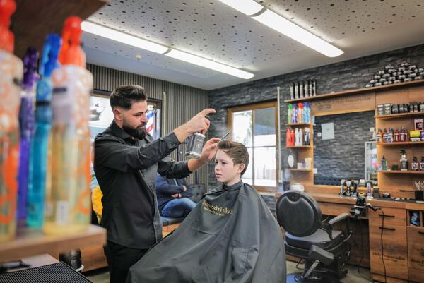Seit einem Jahr betreibt Delo Hadi seinen eigenen Friseursalon in Bad Mergentheim.