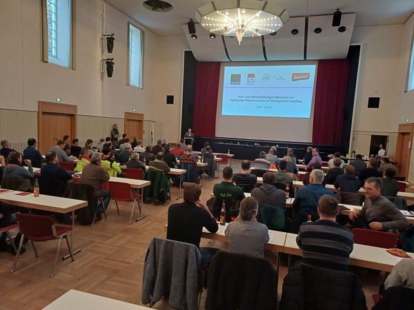 Marcus Khler, Amtsleiter des Landwirtschaftsamtes des Landratsamtes Main-Tauber-Kreis, begrte die Landwirte zur Fortbildung Pflanzenschutz im kolandbau. 