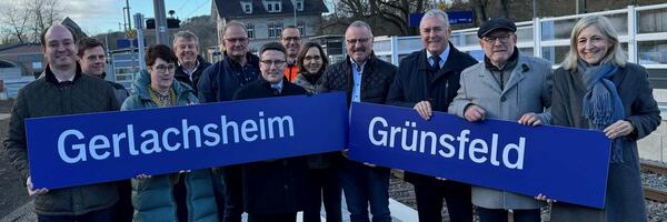 Einweihung der modernisierten Bahnhfe in Grnsfeld, u.a. mit (im Vordergrund) Brgermeister Dr. Lukas Braun, Ulrike Ludwig (Bahn), Landrat Christoph Schauder, Michael Groh (Bahn), Brgermeister Joachim Markert, Verkehrsminister Winfried Hermann und der Bundestagsabgeordneten Nina Warken.