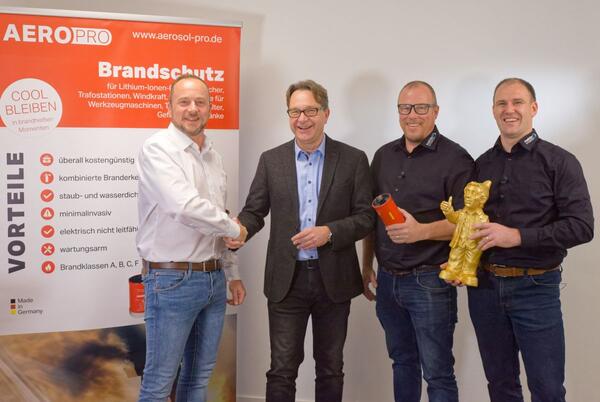 Wirtschaftsf�rderer J�rgen Strahlheim (2. v. l.) gratuliert der Gesch�ftsleitung der Meister Brandschutz GmbH & Co. KG bei der Gr�ndungsfeier.
