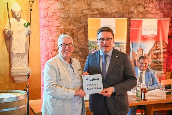 Der Vorsitzende des Tourismusverbandes, Landrat Christoph Schauder (rechts), hei�t das neue Mitglied Claudia W�lpper-Murphy von der Handelsagentur und dem Weinbau W�lpper-Murphy aus Tauberbischofsheim als neues Mitglied im Verband willkommen.