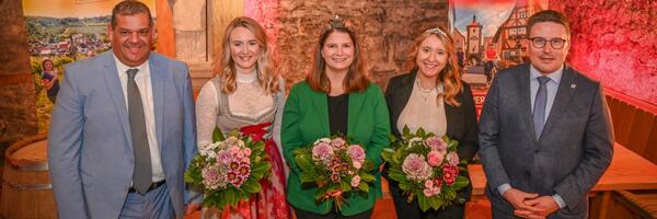 Die neue Taubert�ler Weink�nigin Mareike Fries (Mitte) sowie die Taubert�ler Weinprinzessin Clara Murphy (2.v.r.) zusammen mit dem Vorsitzenden des Tourismusverbandes, Landrat Christoph Schauder (rechts), der scheidenden Taubert�ler Weink�nigin Christina Wille (2.v.l.) und dem Gesch�ftsf�hrer des Tourismusverbandes, Sven Dell (links).