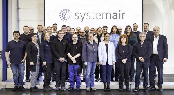 Die geehrten Jubilare mit Gesch�ftsf�hrer Kurt Maurer und den Betriebsratsvorsitzenden Torsten Bornschein und Nicole Sturm.