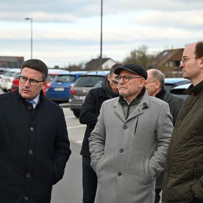 Gemeinsamer Rundgang �ber das modernisierte Bahnareal in Lauda: Landrat Christoph Schauder (v.l.) und Verkehrsminister Winfried Hermann gemeinsam mit Dr. Lukas Braun, B�rgermeister der Stadt Lauda-K�nigshofen. 