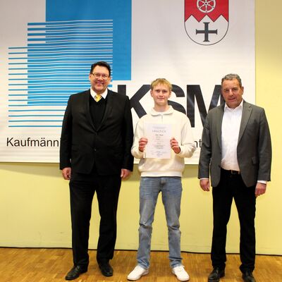 Elias Throm freut sich als Jahrgangsbester mit Schulleiter Volker Stephan und Abteilungsleiter Gottfried Gunzenhauser. 