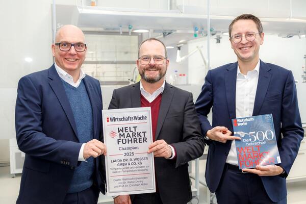 Die LAUDA-Gesch�ftsf�hrer Dr. Marc Stricker, Dr. Gunther Wobser und Dr. Mario Englert (v.l.n.r.) freuen sich �ber die erneute Auszeichnung als Weltmarktf�hrer. Trotz eines herausfordernden Jahres blicken sie optimistisch in die Zukunft und setzen weiter auf Innovation und globales Wachstum.