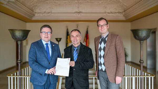 Landrat Christoph Schauder bestellte Dr. Gerhard Wegmann dauerhaft zum Leiter des Veterinramtes, nachdem der Amtstierarzt diese Aufgabe zuletzt bereits kommissarisch innehatte. Den Glckwnschen schloss sich Erster Landesbeamter Florian Busch an. 