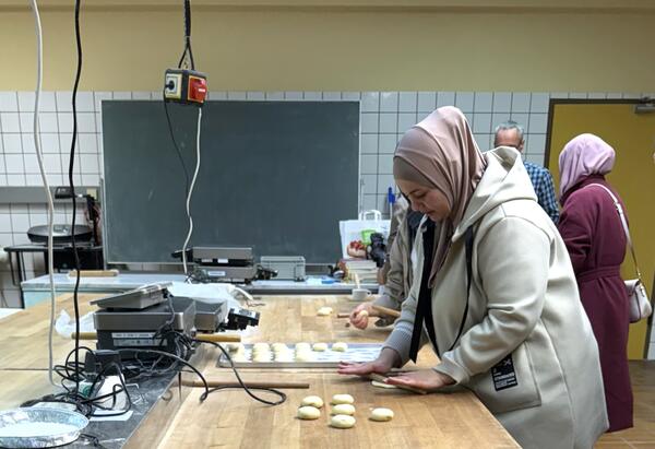 Im Main-Tauber-Kreis fand krzlich ein Interkulturelles Zukunftscaf in den Rumlichkeiten der Gewerblichen Schule Bad Mergentheim statt. Hierbei konnten die Teilnehmerinnen und Teilnehmer verschiedene Berufe kennenlernen und ausprobieren. 