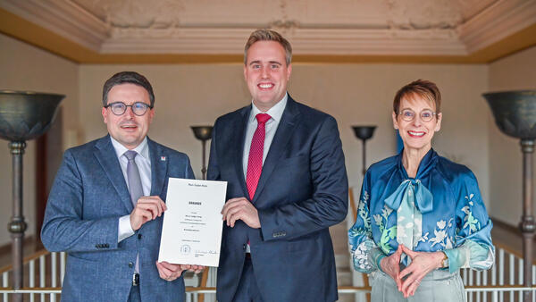 Landrat Christoph Schauder �berreichte Ludger Krug (Mitte) die Ernennungsurkunde zum Beamten auf Lebenszeit und gratulierte ihm zur Wahl zum Leiter des Amtes f�r soziale Sicherung, Teilhabe und Integration. Den Gl�ckw�nschen schloss sich Sozialdezernentin Elisabeth Krug an.