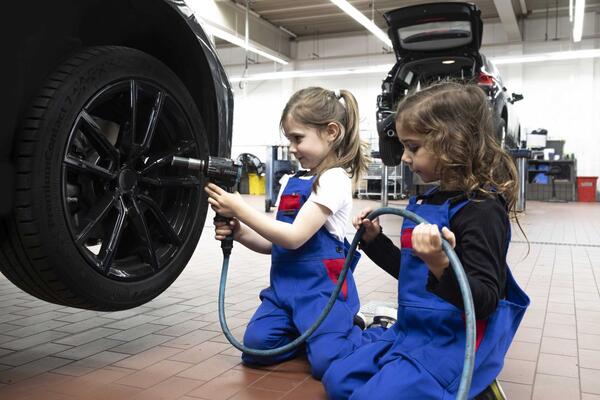 Der Kita-Wettbewerb "Kleine H�nde, gro�e Zukunft" zeigt Kita-Kindern die Welt des Handwerks.