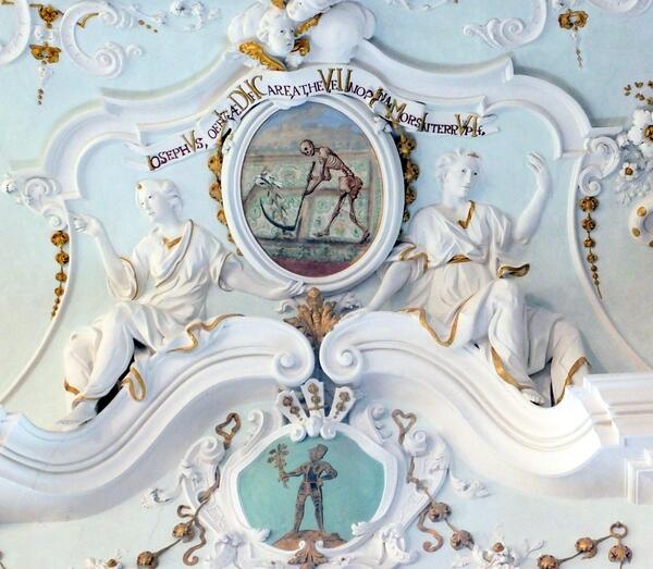 Das Foto zeigt das Medaillon im Josephsaal mit allegorischer Darstellung des Todes von Abt Joseph 1724: Er hat mit seinen Baumaßnahmen das Bild von Kloster Bronnbach nachhaltig geprägt, unter anderem mit dem Bau des nach ihm benannten Josephsaales. 