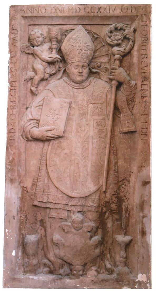 Bild vergr&ouml;&szlig;ern: Das Foto zeigt den Grabstein von Abt Joseph Hartmann in der Klosterkirche Bronnbach: Vor 300 Jahren ist der Geistliche gestorben, der zuvor ein Vierteljahrhundert lang die Geschicke der Zisterzienserabtei gelenkt hatte.