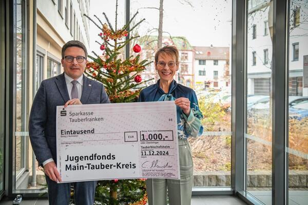 Sozialdezernentin Elisabeth Krug freute sich ber den symbolischen Scheck: Landrat Christoph Schauder verzichtet auch in diesem Jahr auf Weihnachtspost und spendet stattdessen fr den Jugendfonds Main-Tauber-Kreis. 