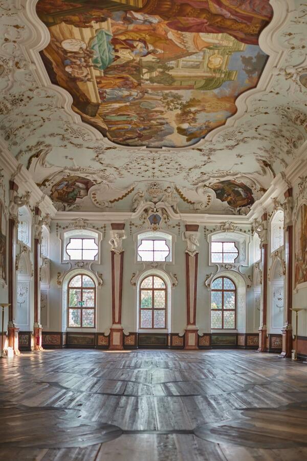 Bild vergr&ouml;&szlig;ern: Das Foto zeigt den zwischen 1722 und 1725 erbauten repräsentativen Festsaal. In diesem künstlerisch reich ausgestatteten Raum verweisen gemalte Szenen aus der Geschichte des ägyptischen Joseph auf den Bauherrn, Abt Joseph Hartmann.