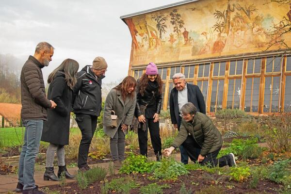 Die ersten Anwendungsmglichkeiten der Kruter im neu angelegten Krutergarten werden bereits von Anne Oehm (rechts) erklrt. Altlandrat und Vorsitzender des Freundeskreises, Georg Denzer (zweiter von rechts) und Amtsleiter des Amts fr Immobilienmanagement, Joachim Aragon (links), schtzen das Fachwissen der Kruter-Profis.