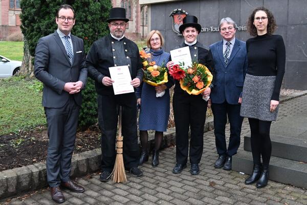 Erster Landesbeamter Florian Busch (von links) verabschiedete den bevollmchtigten Bezirksschornsteinfeger fr den Kehrbezirk Main-Tauber-Kreis Nr. 7, Heinz Krauter. Begleitet wurde er von seiner Ehefrau. Die Nachfolge tritt seine Tochter, Judith Krauter, an. Harald Englert (Sachgebiet Schornsteinfegerwesen) und Bauamtsleiterin Verena Ernst gratulierten zur Ernennung.