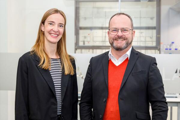 Die neue Gesch�ftsf�hrerin der Lauda Medical GmbH & Co. KG, Dr. Stefanie Krieger, gemeinsam mit Dr. Gunther Wobser. Die erfahrene Medizintechnik-Expertin wird die Entwicklung und Markteinf�hrung des neuen Hypothermieger�tes verantworten.