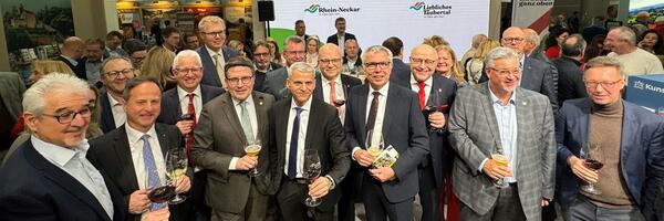 Staatsekretr Dr. Patrick Rapp, Landrat Christoph Schauder (Main-Tauber-Kreis) als Vorsitzender der Gesellschafterversammlung, Geschftsfhrer Bernhard Mosandl und die Vertreter der sieben Kooperationspartner, die sich in der Tourimia Tourismus GmbH zusammengeschlossen haben, auf der Reisemesse CMT in Stuttgart: Unter der Marke "Im Sden ganz oben" werden erste gemeinsame Projekte und Produkte vorgestellt, ein gemeinsamer Stand folgt im Jahr 2026.