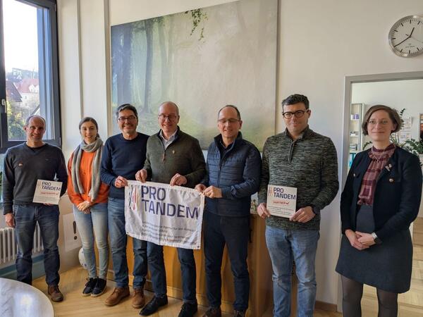 Freuen sich auf die knftige Partnerschaft der Gewerblichen Schule Bad Mergentheim mit der franzsischen Partnerschule "Lyce des Mtiers de l'Industrie et de l'Habitat du Sud Gironde" (von links): Nicolas Ribes (Partnerschule Langon), Kristin Weiser, Alfred Winklmaier, Schulleiter Peter Whrle (alle Gewerbliche Schule Bad Mergentheim), Sbastien Theux (Partnerschule Langon), Jrgen Tapparelli (Gewerbliche Schule Bad Mergentheim) und Anika Jurisch (ProTandem).