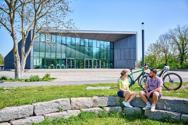 Radler genieen im Sommer vor der Tauberphilharmonie die Landschaft und die Klnge der Natur. Im Konzerthaus knnen ber das ganze Jahr hinweg hochwertige Musikveranstaltungen in der Region besucht werden. 
