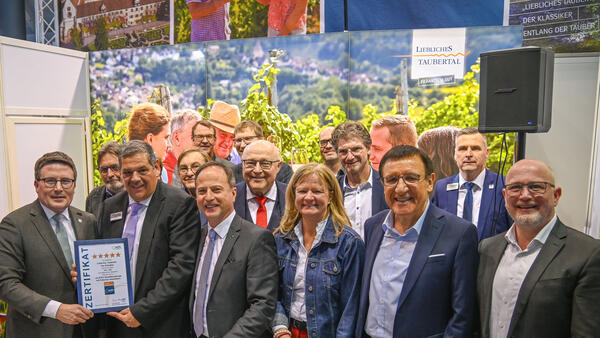 Der Radweg "Liebliches Taubertal - Der Klassiker" wurde auf der Reisemesse CMT in Stuttgart durch den Allgemeinen Deutschen Fahrradclub (ADFC) erneut mit f�nf Sternen bewertet. Landrat Christoph Schauder (links) �bergab die Urkunde in seiner Funktion als 1. Vorsitzender des Tourismusverbandes Liebliches Taubertal an den Gesch�ftsf�hrer, Sven Dell (3. von links).