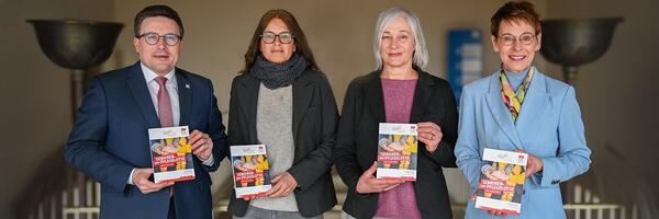 Der Senioren- und Pflegelotse untersttzt und bert zu Pflegeleistungen: Landrat Christoph Schauder stellte gemeinsam mit Sozialdezernentin Elisabeth Krug (v.r.), Karin Lffler, Leiterin des Pflegesttzpunktes Main-Tauber-Kreis, und Susanne Hartmann, Mitarbeiterin des Pflegesttzpunktes, die neue Broschre vor.