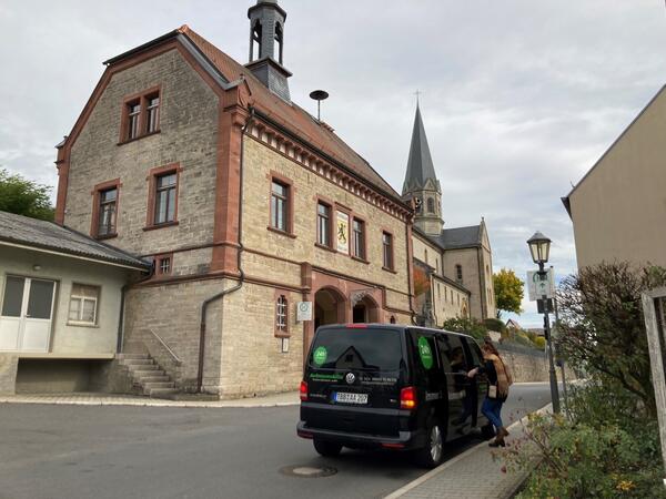 Ruftaxi an der Haltestelle W�lchingen: 46.000 Fahrg�ste haben 2024 das Mobilit�tsangebot genutzt.