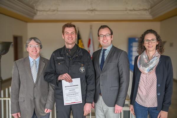 Gemeinsam mit (v.r.) Bauamtsleiterin Verena Ernst gratulierte der Erste Landesbeamte Florian Busch dem bevollm�chtigten Bezirksschornsteinfeger Florian Kernwein zu seiner zweiten Amtszeit f�r den Kehrbezirk 8. Den Gl�ckw�nschen schloss sich Harald Englert aus dem Sachgebiet Schornsteinfegerwesen an.