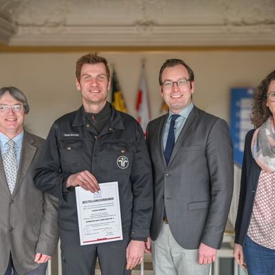 Bild vergr&ouml;&szlig;ern: Gemeinsam mit (v.r.) Bauamtsleiterin Verena Ernst gratulierte der Erste Landesbeamte Florian Busch dem bevollmächtigten Bezirksschornsteinfeger Florian Kernwein zu seiner zweiten Amtszeit für den Kehrbezirk 8. Den Glückwünschen schloss sich Harald Englert