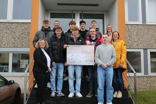 Spenden fr den guten Zweck: Schlerinnen und Schler der Gewerblichen Schule Tauberbischofsheim haben in der Vorweihnachtszeit Spenden in Hhe von 500 Euro gesammelt. Der symbolische Scheck wurde krzlich von Vertretern der Schlermitverantwortung sowie der Schule an Stephanie Leckert vom Ambulanten Kinder- und Jugendhospizdienst "Sonnenschein" im Main-Tauber-Kreis bergeben.