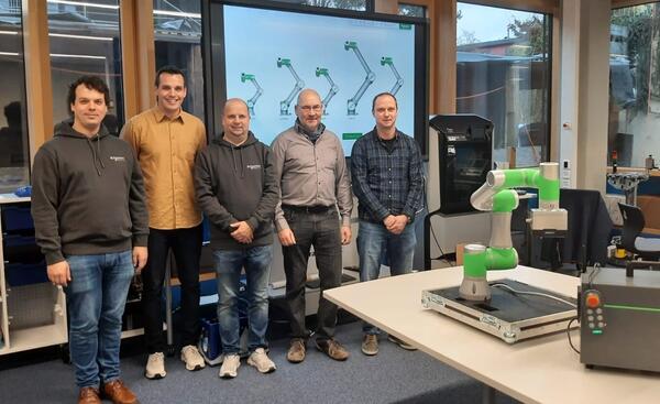 bergabe des Cobots im SmartLab 4.0 des Beruflichen Schulzentrums Wertheim (v.l.n.r): Mathias Fleckenstein (Schneider Electric), Christopher Gebert, Sebastian Walter (Schneider Electric), Schulleiter Manfred Breuer und Markus Drr.