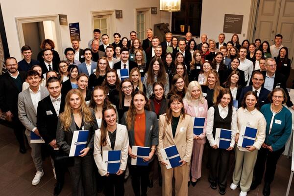 Gruppenfoto der F�rderer mit allen Stipendiatinnen und Stipendiaten des Deutschlandstipendiums 2024/2025 der Julius-Maximilians-Universit�t W�rzburg.