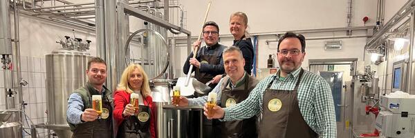 Bei der Verkostung des dunklen Bocks f�r den Starkbieranstich im Kloster Bronnbach (von links): Brauerei-Gesch�ftsf�hrer Moritz Bauer, Dezernentin Ursula M�hleck, Landrat Christoph Schauder, B�rgermeisterin Anette Schmidt, Kulturamtsleiter Frank Mittnacht und Brauerei-Gesch�ftsf�hrer Christoph Ebers.