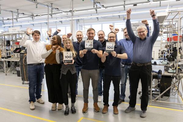 Das Team Innovationsmanagement (v.l. Patrick Megerle, Sandra Ebili, Thomas Pers, Emily Bauer, Marvin Butz, Marco Hespelt, Stefan Ehrler, Ren� Eschenweck, Viktor Becker, Alfred Bergold) feiert in der Produktion in Assamstadt die dritte Auszeichnung in Folge.