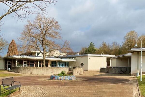 Die Schule im Taubertal in Unterbalbach ist ein Sonderpdagogisches Bildungs- und Beratungszentrum mit dem Frderschwerpunkt auf die geistige Entwicklung. Der Gebudekomplex soll saniert werden.