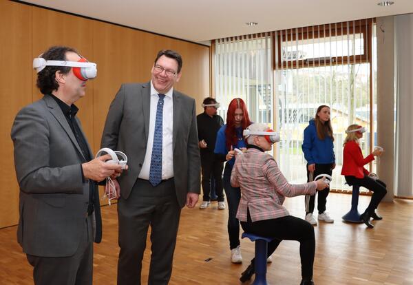 Bild vergr&ouml;&szlig;ern: Dieses Foto zeigt die Präsentation der Technik und der virtuellen Lernumgebungen, die im Rahmen des Projektes »innolabBS« zum Einsatz kommen.