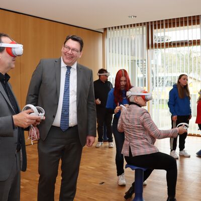 Schulleiter Volker Stephan (2.v.l.) prsentierte gemeinsam mit Schlerinnen und Lehrkrften der KSM die Technik und die virtuellen Lernumgebungen, die im Rahmen des Projektes "innolabBS" zum Einsatz kommen.
