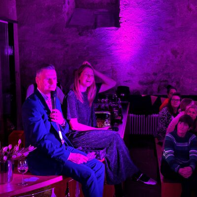 Die Weinprobe "Women only" in der Vinothek des Klosters Bronnbach war auch in diesem Jahr wieder ein voller Erfolg. Das Thekeninterview mit Theresa Olkus (rechts) und Frank Mittnacht sorgte f�r viel Gel�chter und gute Stimmung. 