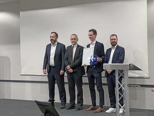 Bei der VDI Jahrestagung Spritzgie�en wurde Rick H�mmert (3. v. l.) mit dem Nachhaltigkeitspreis des VDI's ausgezeichnet. Rick H�mmert absolvierte von Oktober 2018 bis August 2024 ein Studium mit vertiefter Praxis bei der Wirthwein SE in Creglingen. Von links: Jan Wiedemann, Leiter Konzerninnovation und Werkstoffentwicklung der Wirthwein SE, Kurt Gebert, Gesch�ftsf�hrer Allod Werkstoff GmbH & Co. KG und Vorsitzender VDI-Fachbereich Kunststofftechnik, Preistr�ger Rick H�mmert, Innovationsmanager mit Schwerpunkt Werkstoffe der Wirthwein SE, Professor Dr.-Ing. Johannes Kr�ckel, Technische Hochschule W�rzburg-Schweinfurt, Fakult�t f�r Kunststofftechnik und Vermessung.