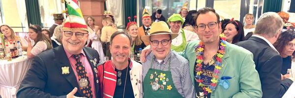 "Ein einmaliges Event mit landesweiter Strahlkraft": Erster Landesbeamter Florian Busch (v.r.) und Landrat Schauder waren auf Einladung von Assamstadts B�rgermeister Joachim D�ffinger zu Gast beim Rosenmontagsumzug. Mit ihnen freute sich Bad Mergentheims Oberb�rgermeister Udo Glatthaar �ber das gelungene Event.
