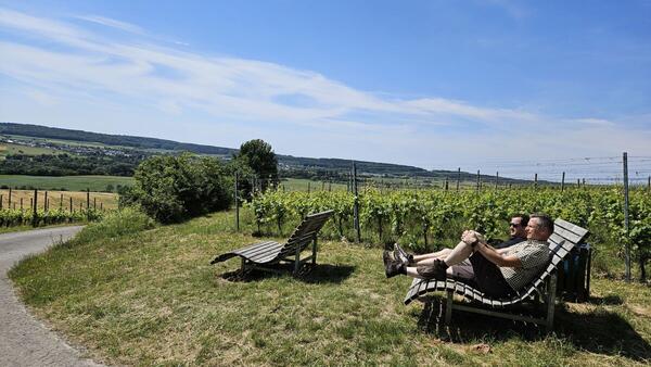 Verdiente Pause an einem "Ort des Glcks" im Hohen Herrgott in Klsheim: Entlang des Qualittswanderweges LT6 "Wasser.Wein.Weite" liegen viele herrliche Aussichtspunkte ins Tal.