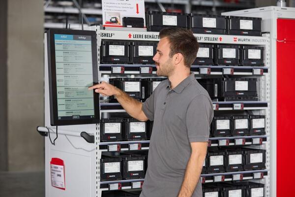 iTERMINAL als digitaler Interaktionspunkt am Kanban-Regal