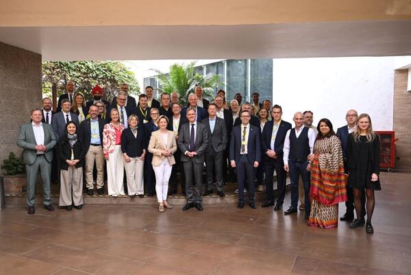 Die baden-w�rttembergische Wirtschaftsdelegation mit Dr. Gunther Wobser, Gesch�ftsf�hrender Gesellschafter von Lauda (2. v. l.) in Delhi. Im Rahmen der Reise fanden zahlreiche Unternehmensbesuche und hochrangige Gespr�che zur St�rkung der deutsch-indischen Wirtschaftsbeziehungen statt.
