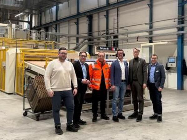 Besichtigung der vierten Air-Media-Anlage: v.l. Daniel Dosch, J�rgen Strahlheim, J�rgen Herbach, Alexander �ckert, OB Herrera Torrez, Thomas Dankowski.